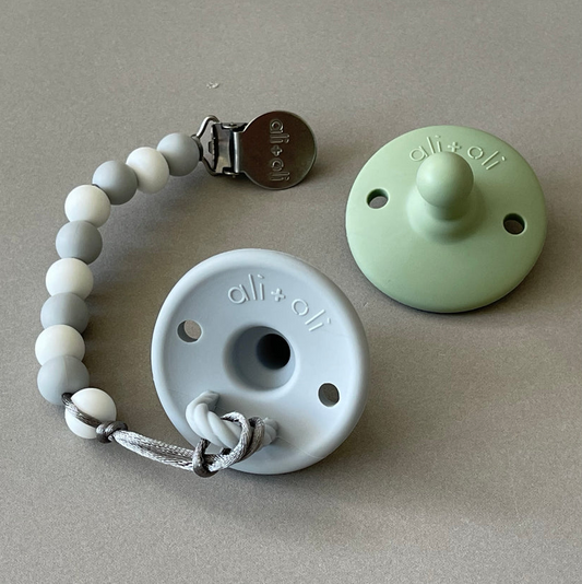 Ali + oli - Pacifier Set Round (Grey & Sage)