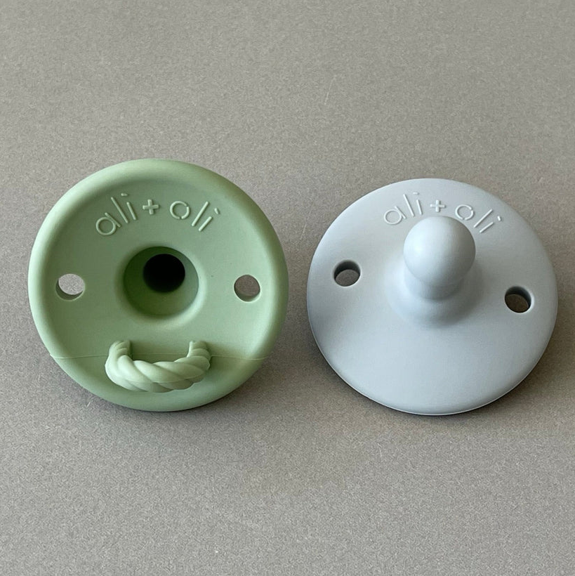 Ali + oli - Pacifier Set Round (Grey & Sage)