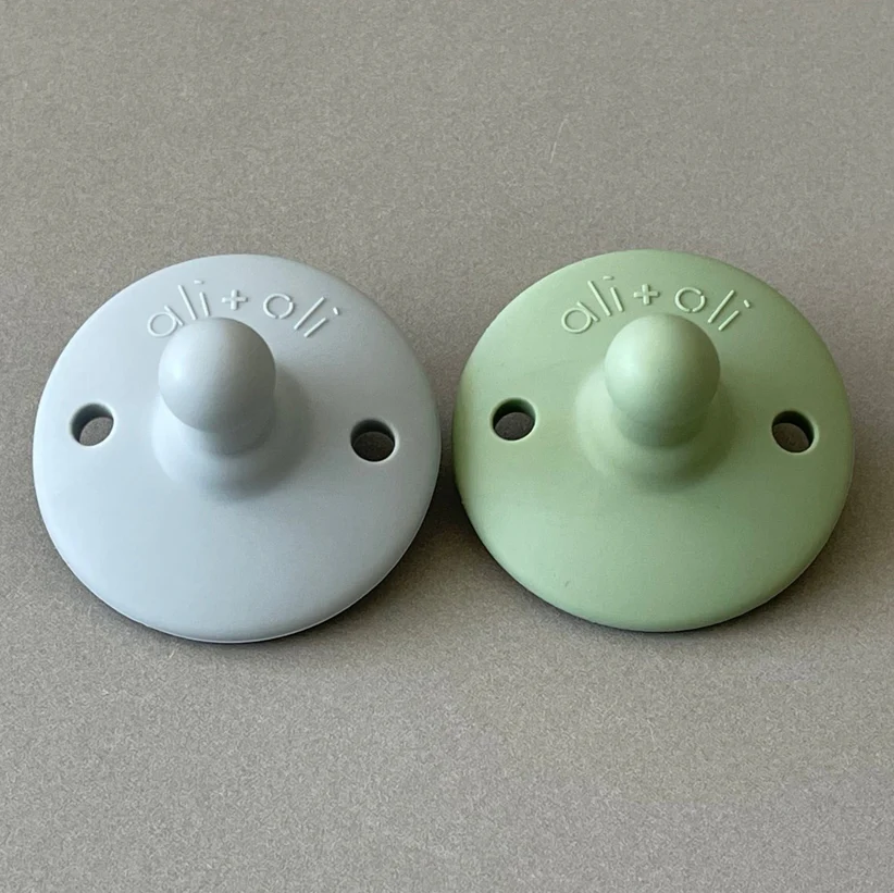 Ali + oli - Pacifier Set Round (Grey & Sage)